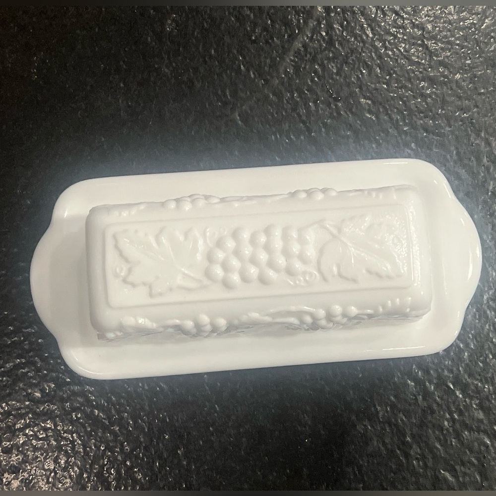 Imperial Milk Glass Grape Patter Butter Dish & Lid 🧈 - Picture 7 of 8